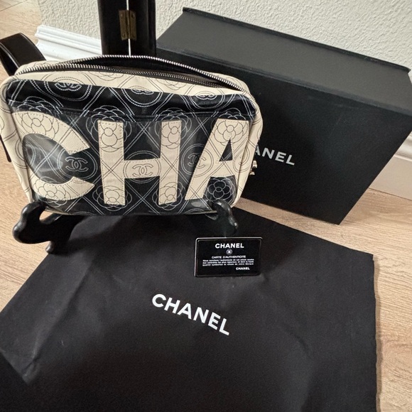 ⭕️SOLD⭕️ EUC Chanel Black and White Camelia Crossbody Bag - Picture 6 of 12